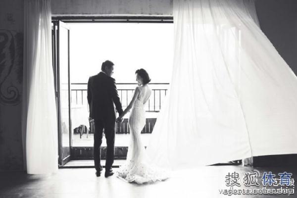 范志毅婚礼前夕晒婚纱照 与准爱妻甜蜜挽手(图)